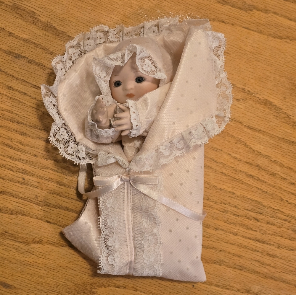 Vintage 8" Baby Girl Bonnie Dynasty Doll Animated Music Box Lullaby